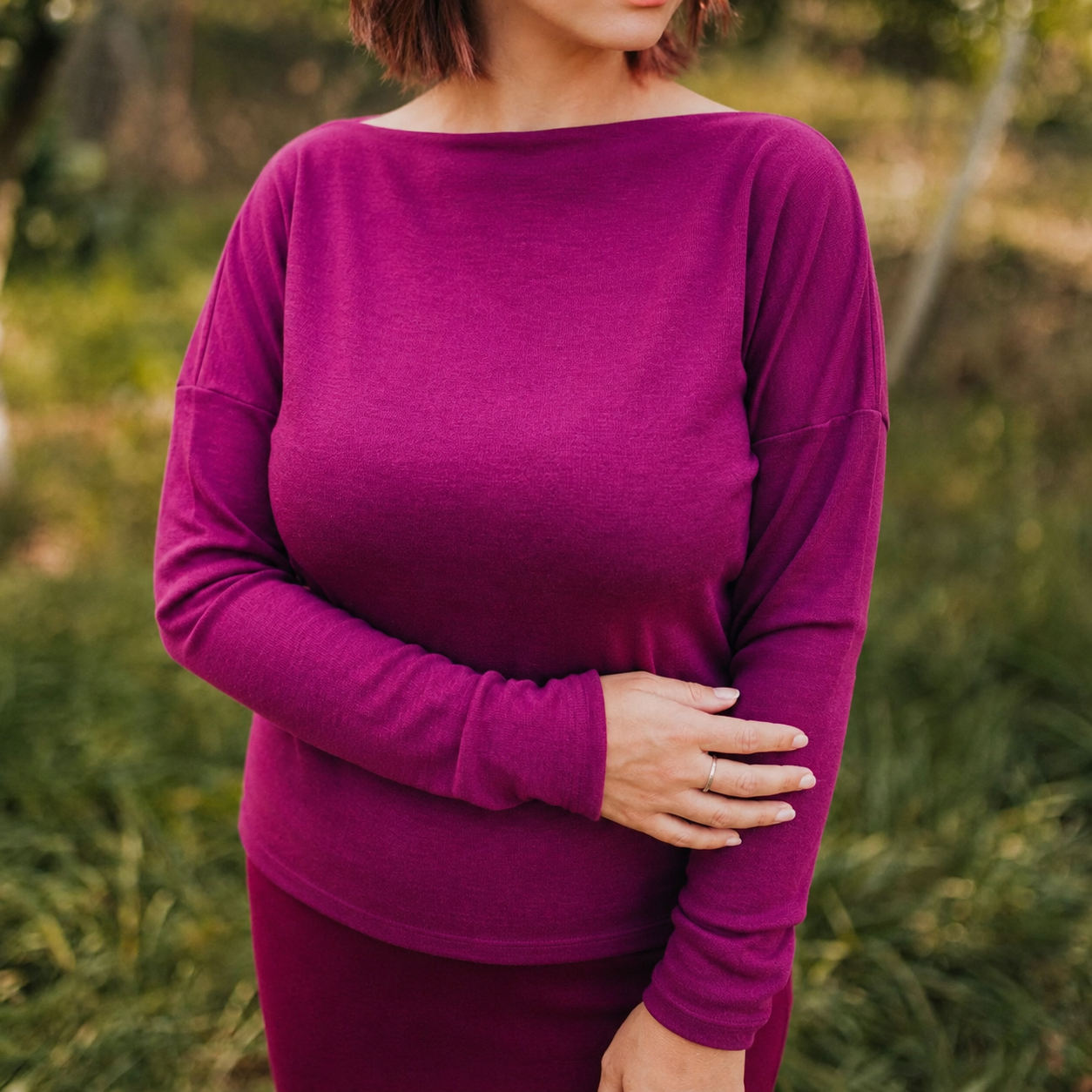 Bluza din lana merinos cu decolteu barcuta fucsia