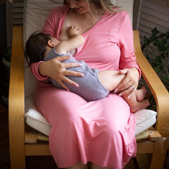 Rochie de noapte și alăptare cu capse din Tencel Pink