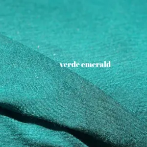 Material din lână merinos verde emerald Melissas, textură fină și naturală