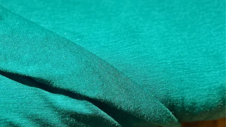 Material lână merinos verde emerald Melissas Material din lână merinos verde emerald Melissas cu textură fină