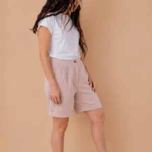 Pantaloni scurți damă din in țesut natural roz pudrat Melissas purtați de model