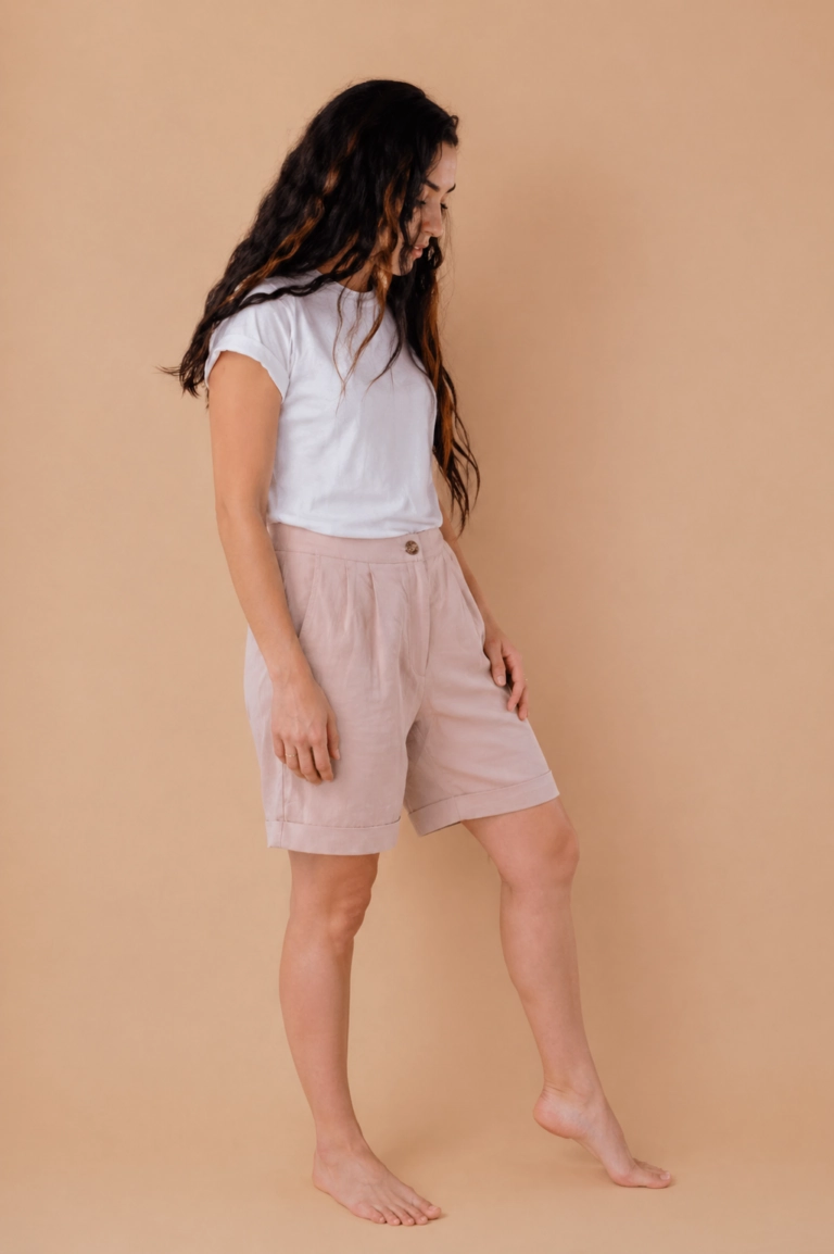 Pantaloni scurți damă din in țesut natural Melissas – eleganță și confort de vară Pantaloni scurți damă din in țesut natural roz pudrat Melissas purtați de model