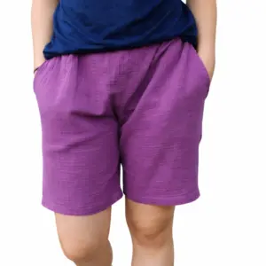 Pantaloni scurți damă din muselină organică mov Melissas purtați de model