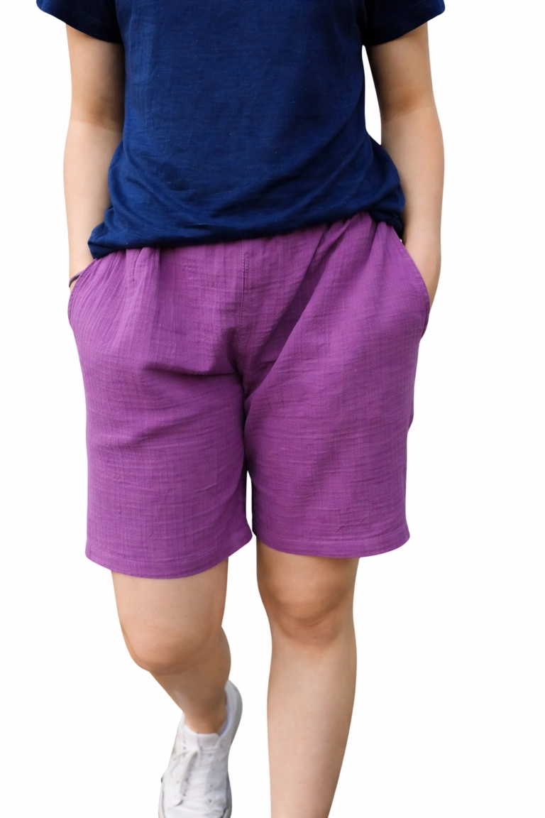Pantaloni scurți damă din muselină organică Melissas – ușori și confortabili pentru vară Pantaloni scurți damă din muselină organică mov Melissas purtați de model