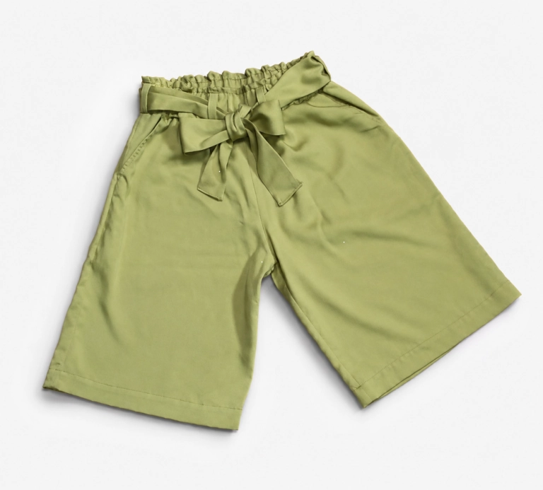 Pantaloni scurți din Tencel pentru femei cu cordon detașabil Melissas Pantaloni scurți damă din Tencel verde cu cordon detașabil Melissas