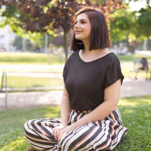 Model purtând tricou damă cu decolteu bărcuță din cânepă naturală Melissas în aer liber