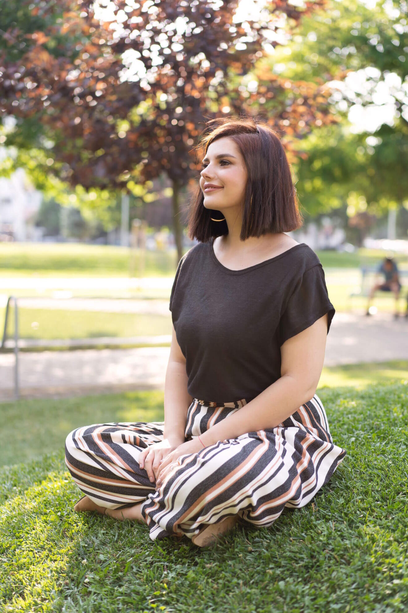 Tricou damă cu decolteu bărcuță din cânepă Melissas Model purtând tricou damă cu decolteu bărcuță din cânepă naturală Melissas în aer liber