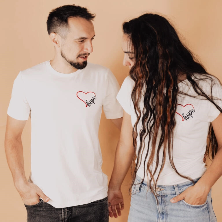 Tricou dama din Tencel cu broderie confort natural si design elegant Melissas Tricou dama din Tencel cu broderie lejer si elegant Melissas purtat de model