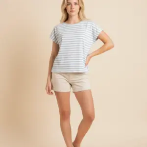 Model purtând tricou damă din in tricotat cu croi lejer Melissas
