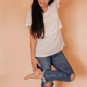 Tricou dama pentru alaptare din in tricotat Melissas model in dungi roz pudra