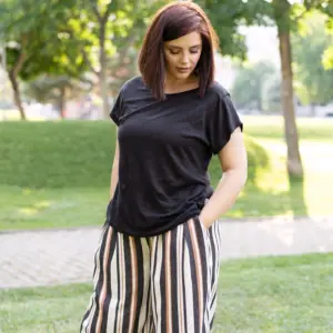 Tricou negru din cânepă cu decolteu bărcuță pentru femei Melissas purtat în aer liber
