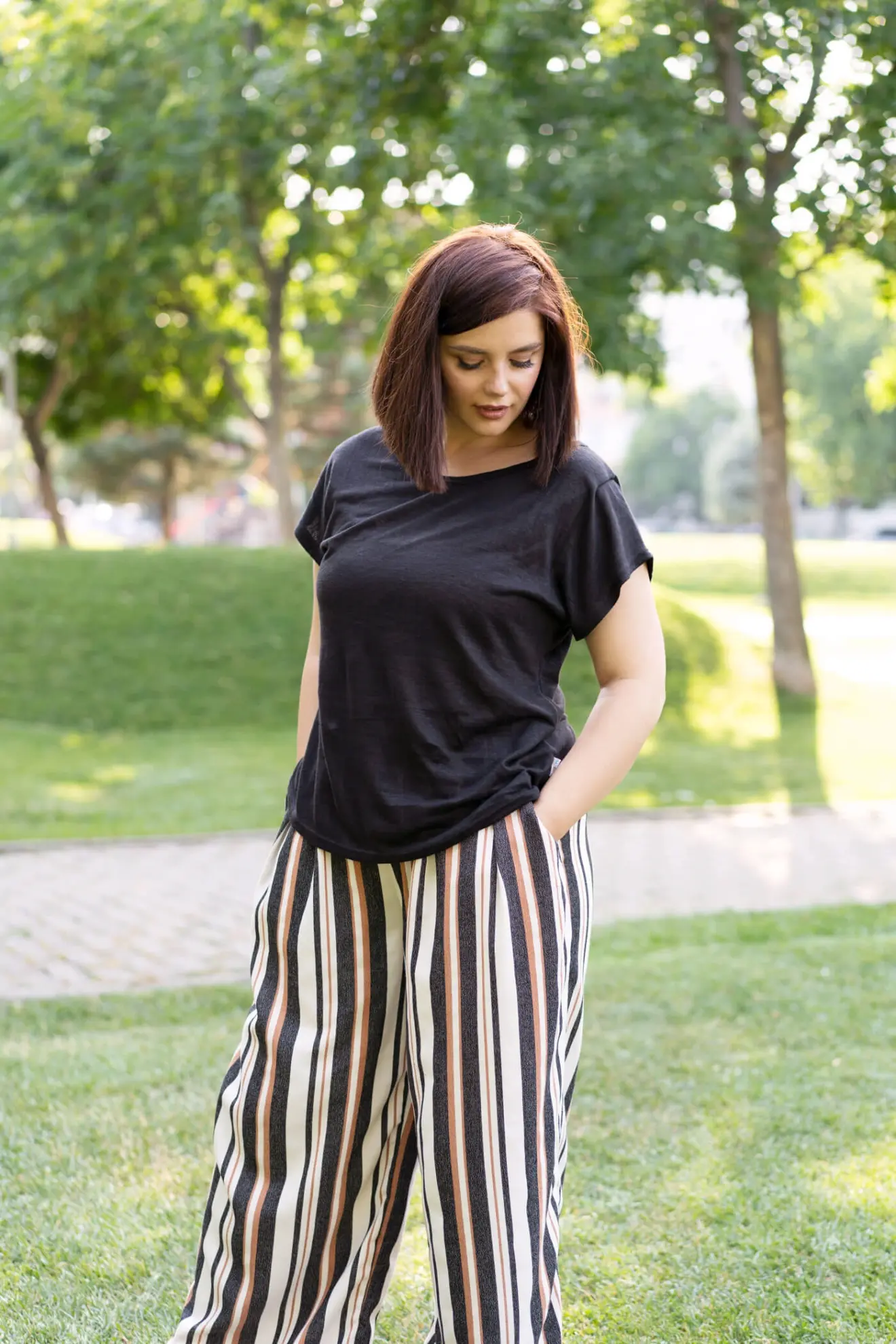 Tricou din cânepă cu decolteu bărcuță pentru femei Melissas Tricou negru din cânepă cu decolteu bărcuță pentru femei Melissas purtat în aer liber