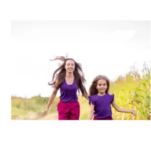 Model purtând tricou femei din mătase 70% și merinos 30% Melissas 180gsm, material natural premium