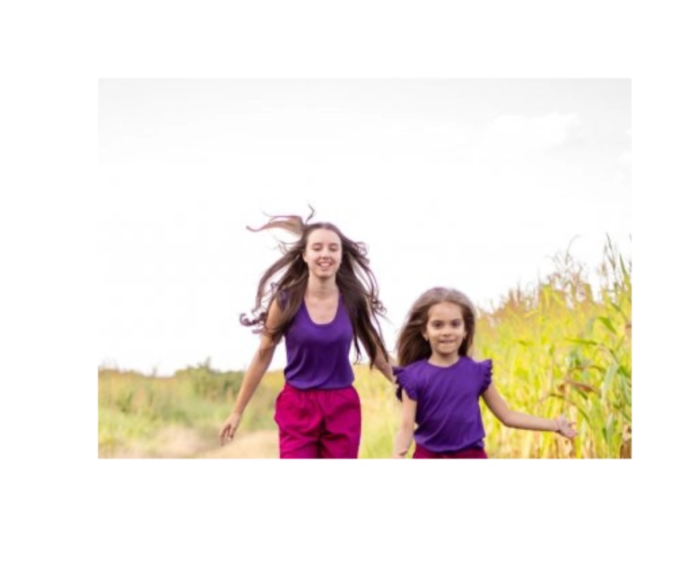 Tricou elegant pentru femei din mătase 70% și lână merinos 30% Melissas Model purtând tricou femei din mătase 70% și merinos 30% Melissas 180gsm, material natural premium