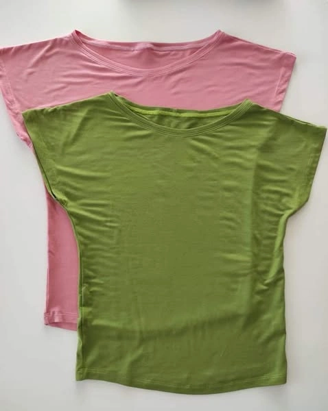 Tricou femei din Tencel natural Melissas cu mâneci lăsate și decolteu bărcuță Tricou femei din Tencel natural Melissas cu decolteu bărcuță și mâneci lăsate, culori verde și roz