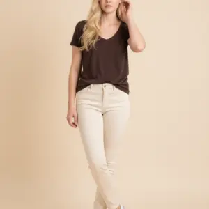 Model purtând tricou femei din mătase 70% și merinos 30% Melissas 180gsm, material natural premium