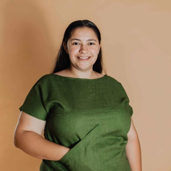 Uniformă medicală din in cu buzunare Melissas – îmbrăcăminte medicală din material natural Uniformă medicală din in verde cu buzunar marsupiu Melissas