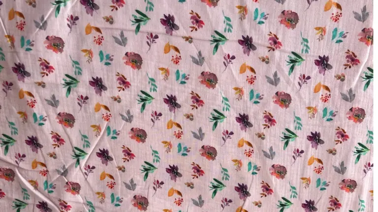material-muselina-roz-floral-melissas Material muselină organică roz floral Melissas cu imprimeu flori colorate