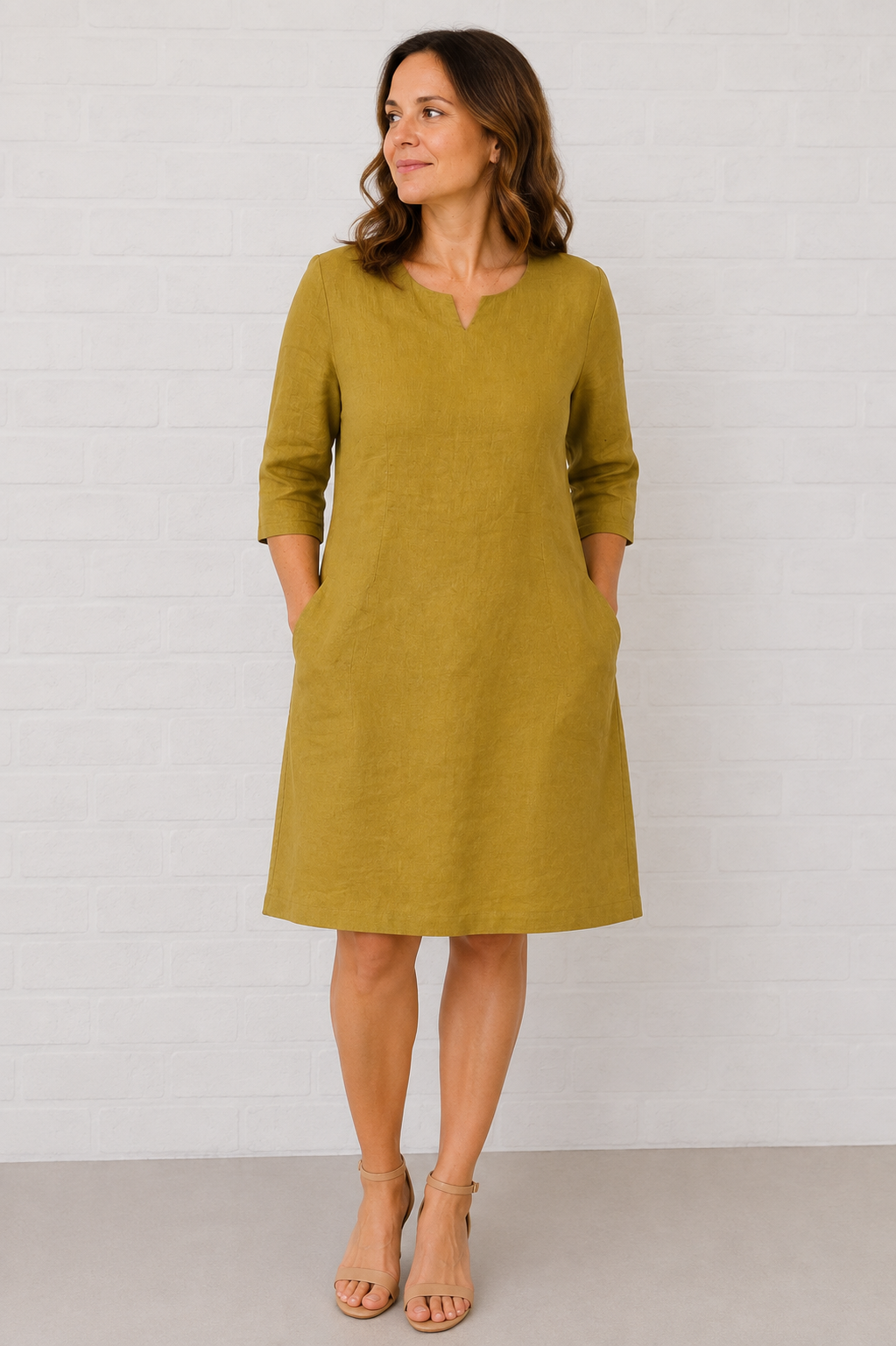 Rochie din in tesut cambrata pe talie, decolteu elegant
