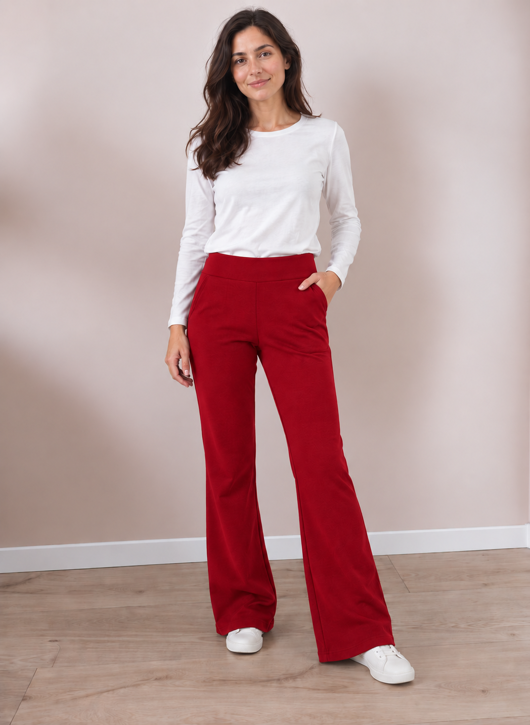 Pantaloni evazati dama din merinos rosu Pantaloni dama din lana merinos rosu, usor evazati
