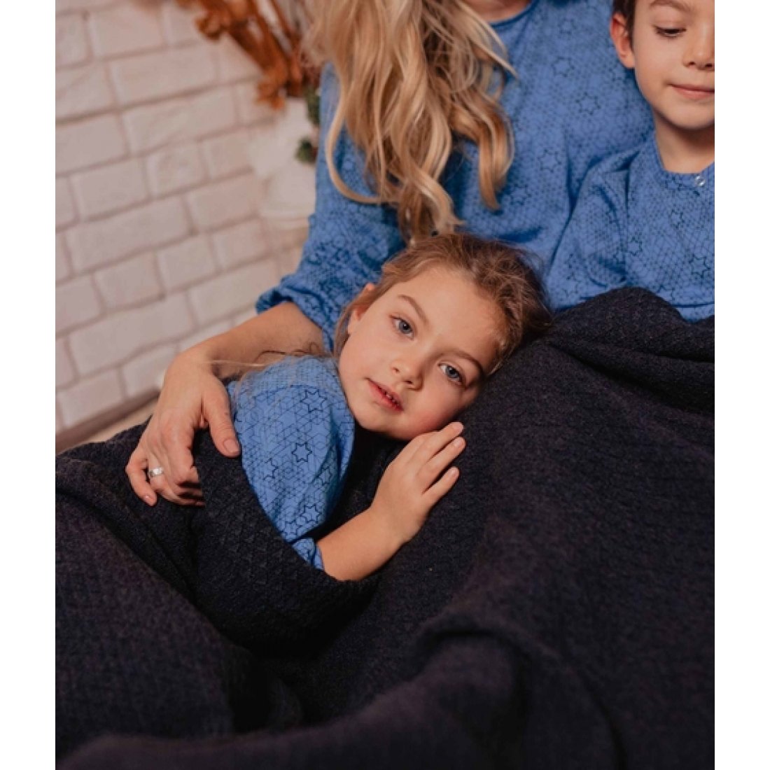 paturica neagra -1100x1100h Patura din lana merinos, tricotata cu model